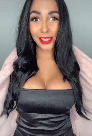 Sexy Pao Castillo Enseña Disfraces