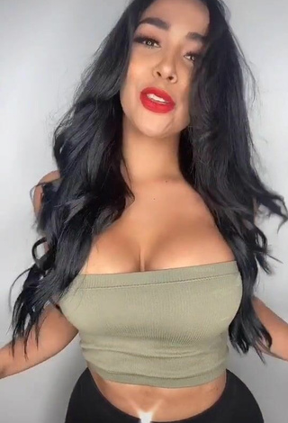 Sexy Pao Castillo enseña escote con Top Tubo Oliva