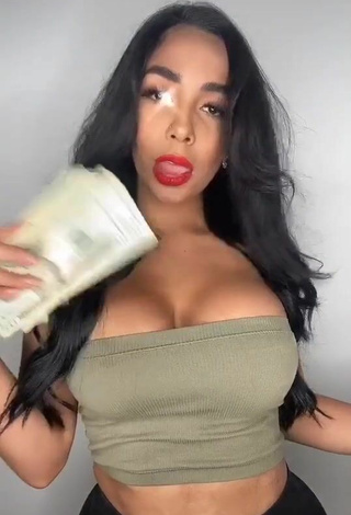 2. Sexy Pao Castillo Enseña Escote Con Top Tubo Oliva