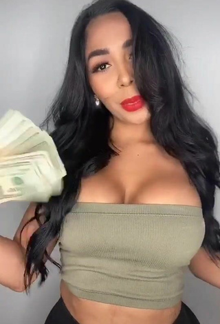 3. Sexy Pao Castillo Enseña Escote Con Top Tubo Oliva