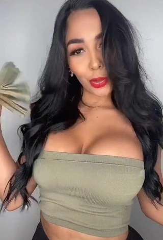 4. Sexy Pao Castillo Enseña Escote Con Top Tubo Oliva