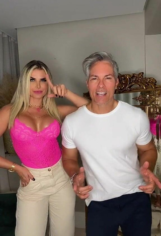 Sexy Pricylla Pedrosa enseña escote con Top Rosado Margarita