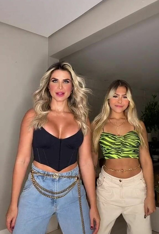 Caliente Pricylla Pedrosa enseña escote con Top Corto