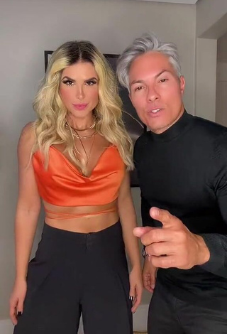 Sexy Pricylla Pedrosa enseña escote con Top Corto Naranja