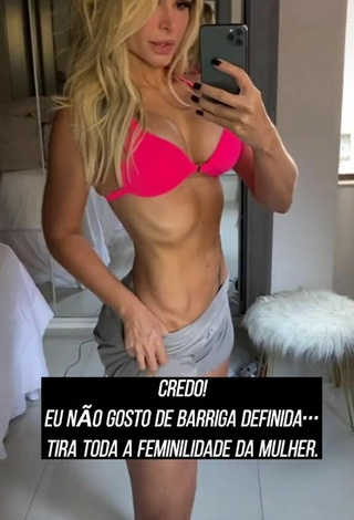 Hermosa Pricylla Pedrosa enseña escote con Bikini