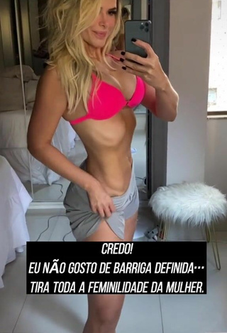 2. Hermosa Pricylla Pedrosa Enseña Escote Con Bikini