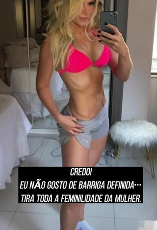 3. Hermosa Pricylla Pedrosa Enseña Escote Con Bikini