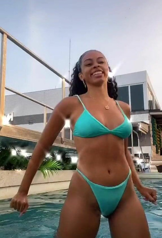 2. Hermosa Ramana Borba Con Bikini Azul En La Piscina