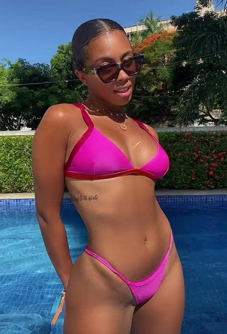 Bonita Ramana Borba enseña escote con Bikini Rosado Margarita en la piscina y Tetas Saltarinas