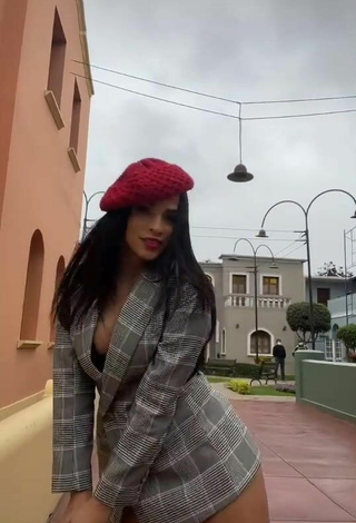 5. Sexy Raysa Ortiz Enseña Escote En Una Calle