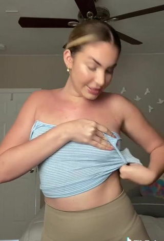 3. Sexy Emely Hernandez Con Top Corto Azul Sin Brassière