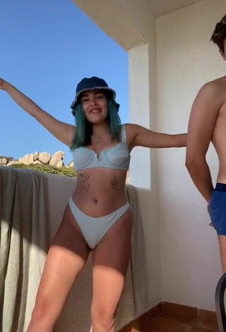 3. Sexy Rosalba Andolfi Con Bikini Gris En El Balcón