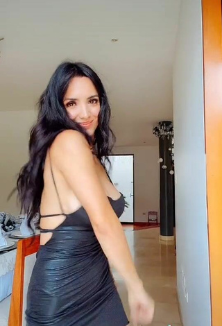 4. Sexy Rosángela Espinoza Enseña Escote Con Vestido Negro