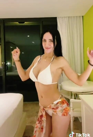 3. Caliente Rosángela Espinoza Enseña Escote Con Bikini Blanco