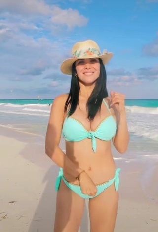 2. Rosángela Espinoza Enseña Escote Con Tentadores Bikini Azul En La Playa Y Pechos Saltarinas