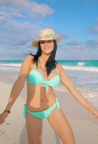 4. Rosángela Espinoza Enseña Escote Con Tentadores Bikini Azul En La Playa Y Pechos Saltarinas