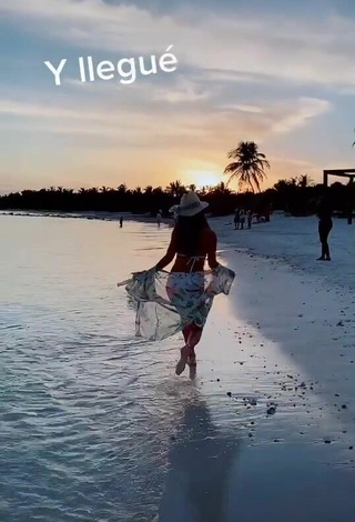 2. Rosángela Espinoza Enseña Escote Con Sensuales Bikini Blanco En La Playa