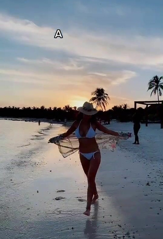 3. Rosángela Espinoza Enseña Escote Con Sensuales Bikini Blanco En La Playa