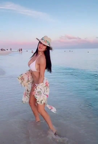 5. Rosángela Espinoza Enseña Escote Con Sensuales Bikini Blanco En La Playa