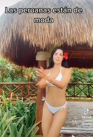 4. Seductora Rosángela Espinoza Enseña Escote Con Irresistibles Bikini Blanco