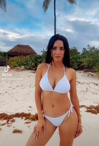 3. Impresionante Rosángela Espinoza Enseña Escote Con Bikini Blanco En La Playa