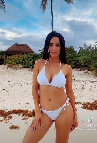 5. Impresionante Rosángela Espinoza Enseña Escote Con Bikini Blanco En La Playa