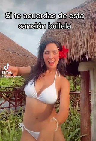 2. Increíble Rosángela Espinoza Enseña Escote Con Bikini Blanco