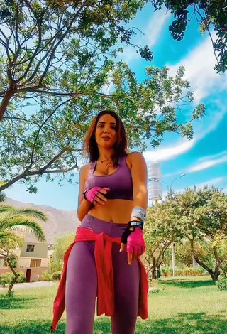 Sexy Rosángela Espinoza enseña escote con Sujetador Deportivo Morado