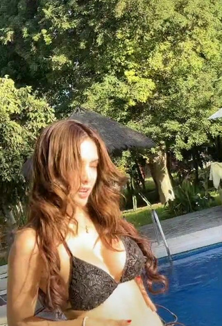 Más caliente Rosángela Espinoza enseña escote con Bikini Negro en la piscina