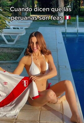 Atractiva Rosángela Espinoza enseña escote con Provocativos Sujetador de Bikini en la piscina