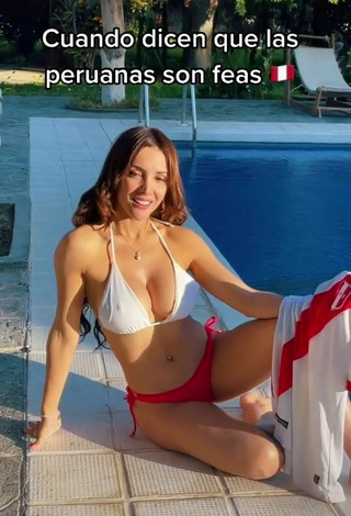 4. Atractiva Rosángela Espinoza Enseña Escote Con Provocativos Sujetador De Bikini En La Piscina