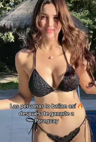 2. Dulce Rosángela Espinoza Enseña Escote Con Bikini Negro En La Piscina