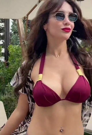 Rosángela Espinoza enseña escote con Provocativos Bikini Rojo en la piscina