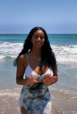 Sexy Sharan Jones enseña escote con Vestido de Verano en la playa sin brassière y Pechos Saltarinas