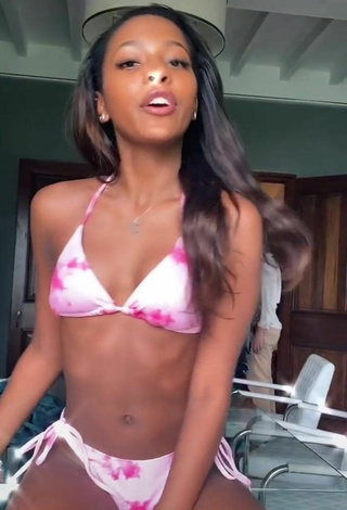 5. Sexy Sabrina Quesada Con Bikini