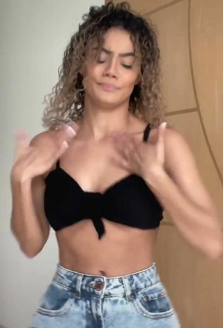 Hermosa Sandra Costa con Top Corto Negro y Tetas Saltarinas