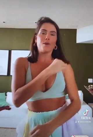 5. Sexy Deborah Secco Enseña Escote Con Top Corto Azul