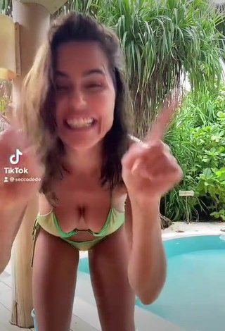 Caliente Deborah Secco enseña escote con Bikini Verde en la piscina