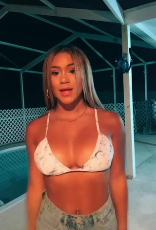 Hermosa Shayla Marie enseña escote con Sujetador de Bikini y Tetas Saltarinas