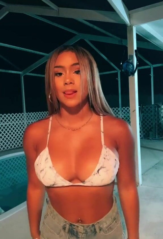 2. Hermosa Shayla Marie Enseña Escote Con Sujetador De Bikini Y Tetas Saltarinas