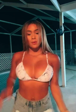 3. Hermosa Shayla Marie Enseña Escote Con Sujetador De Bikini Y Tetas Saltarinas