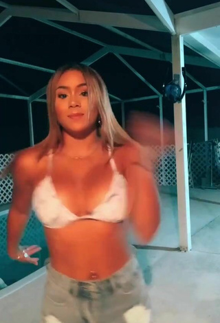 4. Hermosa Shayla Marie Enseña Escote Con Sujetador De Bikini Y Tetas Saltarinas