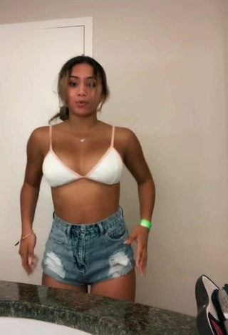 2. Caliente Shayla Marie Enseña Escote Con Sujetador De Bikini Y Pechos Saltarinas