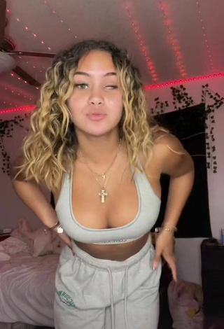 Sexy Shayla Marie enseña escote con Sujetador Deportivo Gris y Tetas Saltarinas