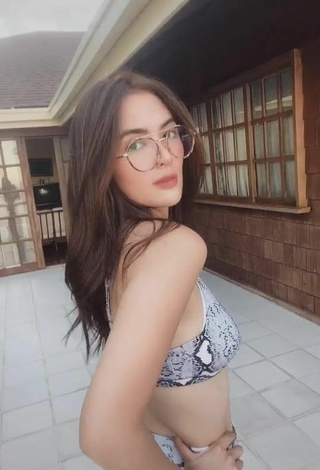 Caliente Sofia Andres enseña escote con Bikini Serpiente