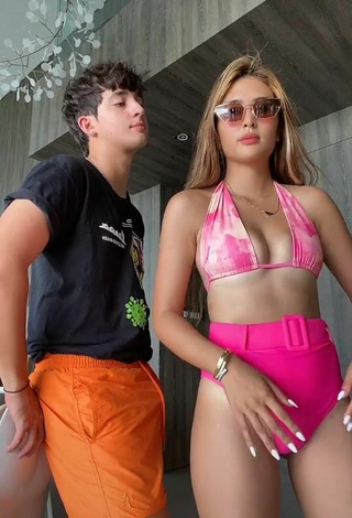 Sexy Sofia Andres enseña escote con Bikini Rosado Margarita y Tetas Saltarinas