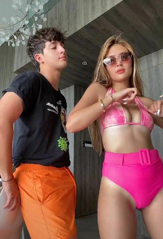 2. Sexy Sofia Andres Enseña Escote Con Bikini Rosado Margarita Y Tetas Saltarinas