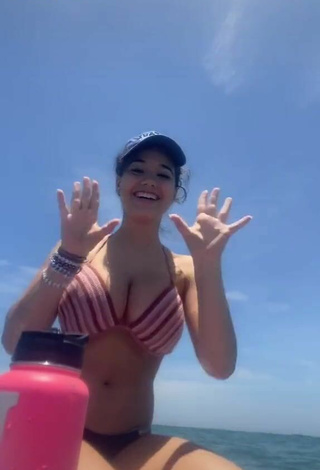 5. Más Caliente Sofia Gomez Enseña Escote Con Sujetador De Bikini En Un Barco