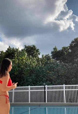 Adorable Sofia Gomez enseña escote con Bikini Rojo en la piscina y Tetas Saltarinas