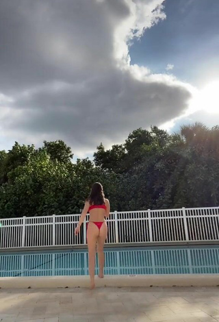 3. Sexy Sofia Gomez Con Tanga En La Piscina